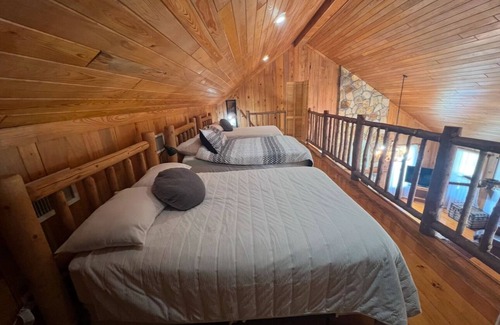 Cut Off Cabin | Cozy 2-bedroom lodge in enjoyable Cut Off with WiFi, AC