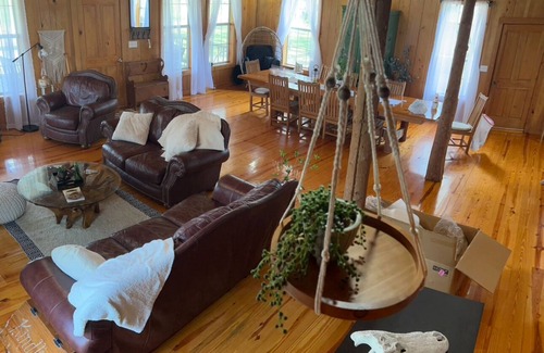 Cut Off Cabin | Cozy 2-bedroom lodge in enjoyable Cut Off with WiFi, AC
