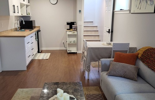Inglewood House | Cozy 2-bedroom lower suite. 10 mins to downtown. Near! Max Bell & Fort Calgary.