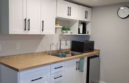 Inglewood House | Cozy 2-bedroom lower suite. 10 mins to downtown. Near! Max Bell & Fort Calgary.