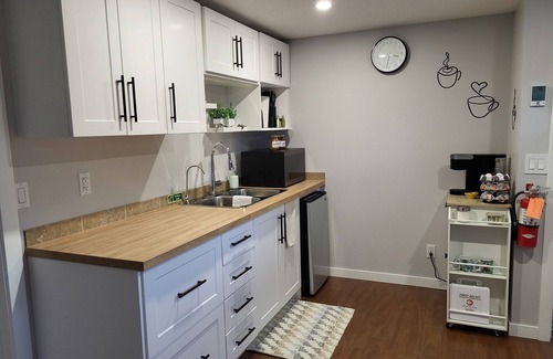 Inglewood House | Cozy 2-bedroom lower suite. 10 mins to downtown. Near! Max Bell & Fort Calgary.