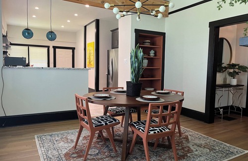 Great Falls House | Cozy 2-bedroom Mid Century Modern house in Great Falls