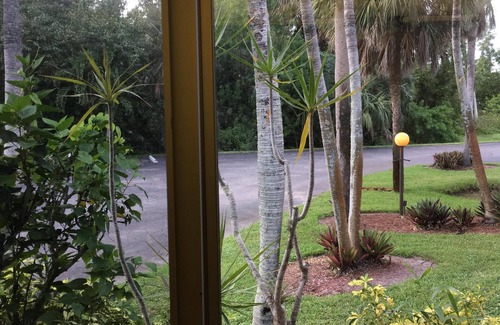 Naples Condo | Cozy 2 bedroom minutes from the beach and Marco Island!