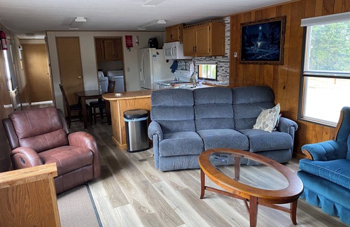 Saint David House | Cozy 2-bedroom mobile home in charming Madawaska with AC, WiFi