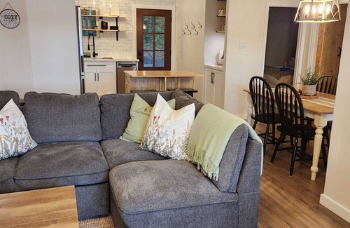 Georgian Bay Cottage | Cozy 2 bedroom Muskoka Lakefront Cottage. Western Sunset,Hot Tub,EV Charger,WiFi