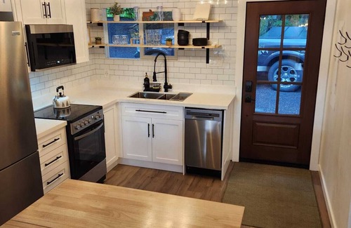 Georgian Bay Cottage | Cozy 2 bedroom Muskoka Lakefront Cottage. Western Sunset,Hot Tub,EV Charger,WiFi