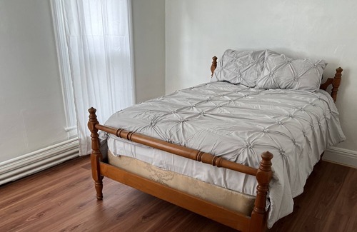 Southside House | Cozy 2 Bedroom near SU & Downtown pet friendly