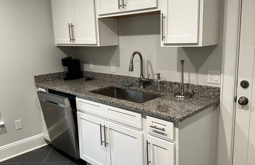Bridgeport House | Cozy 2 bedroom near Bridgeport Hospital