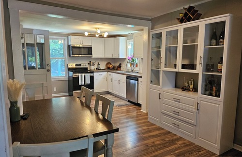 Warrington Cottage | Cozy 2-bedroom neighborhood oasis cottage
