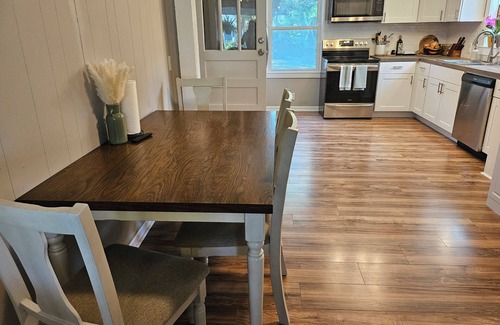Warrington Cottage | Cozy 2-bedroom neighborhood oasis cottage