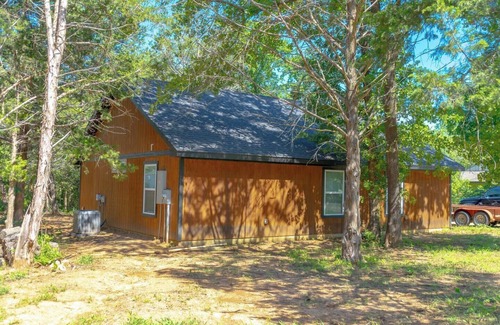 Gordonville House | Cozy 2-bedroom retreat just minutes from Lake Texoma and Cedar Mills Marina