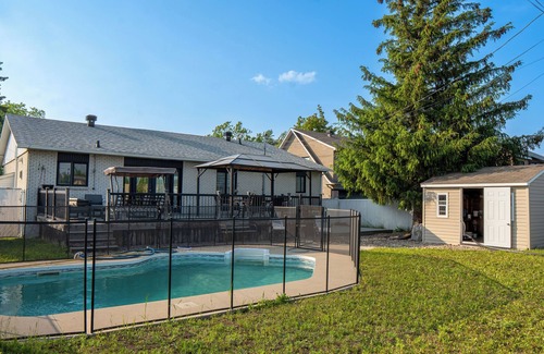 Laval House | "Cozy 2-Bedroom Retreat – Perfect for Families or Small Groups of 5