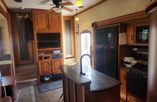 Okotoks House | Cozy 2-bedroom RV in phenominal location with AC, WiFi