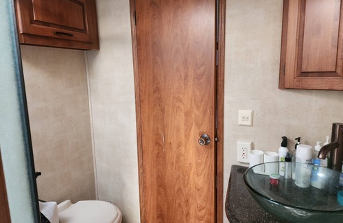 Okotoks House | Cozy 2-bedroom RV in phenominal location with AC, WiFi