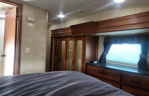 Okotoks House | Cozy 2-bedroom RV in phenominal location with AC, WiFi