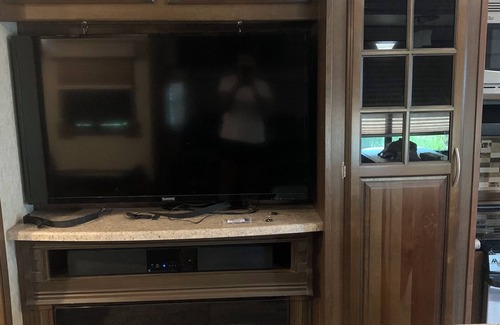 Leesville House | Cozy 2-bedroom RV with WiFi and AC near Ft Johnson