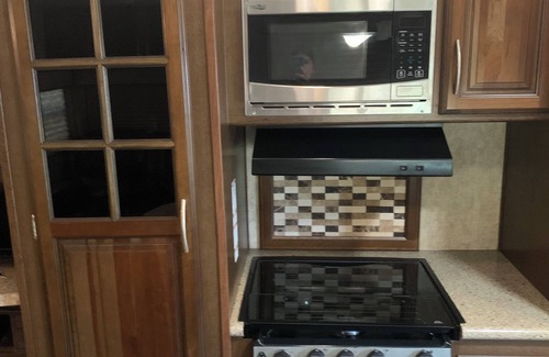 Leesville House | Cozy 2-bedroom RV with WiFi and AC near Ft Johnson