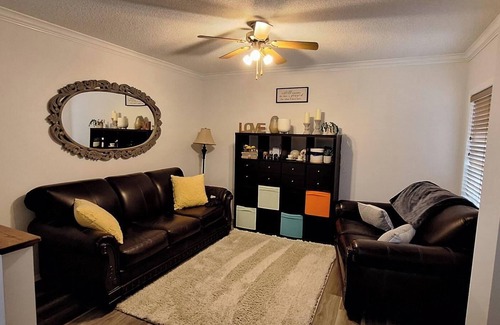 Royal Oak House | Cozy 2-Bedroom Shared Space (Not an Entire Home) – Your Gateway to the Mountains