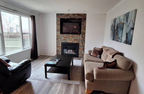 Royal Oak House | Cozy 2-Bedroom Shared Space (Not an Entire Home) – Your Gateway to the Mountains