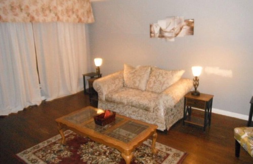 Roseland House | Cozy 2 bedroom single residence near the Historical Beverly Hills community