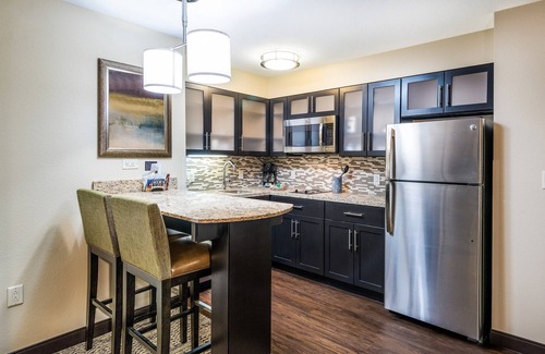 Altoona Condo | Cozy 2 Bedroom Suite | Free Breakfast, Free Wi-Fi, Indoor Pool and Hot Tub