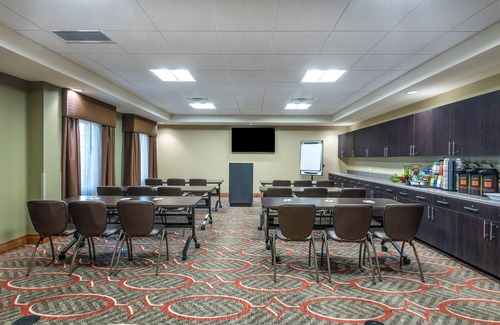 Altoona Condo | Cozy 2 Bedroom Suite | Free Breakfast, Free Wi-Fi, Indoor Pool and Hot Tub