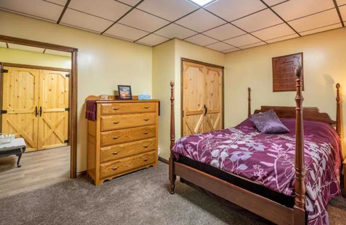 Wallingford House | Cozy 2-bedroom suite with an updated kitchen.