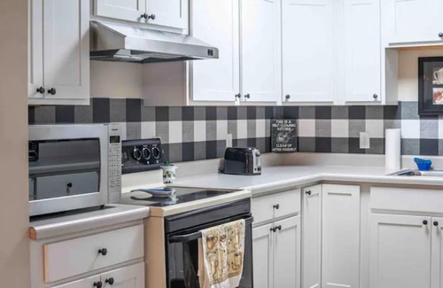 Wallingford House | Cozy 2-bedroom suite with an updated kitchen.