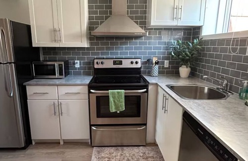 Cedarbrae House | Cozy 2 bedroom Suite with Laundry