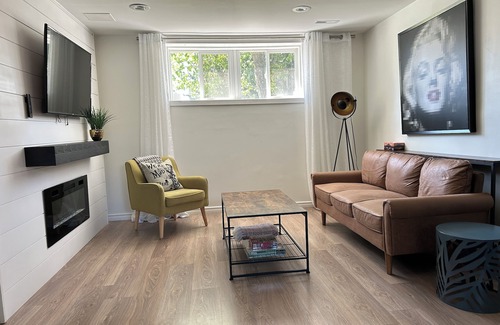 Cedarbrae House | Cozy 2 bedroom Suite with Laundry
