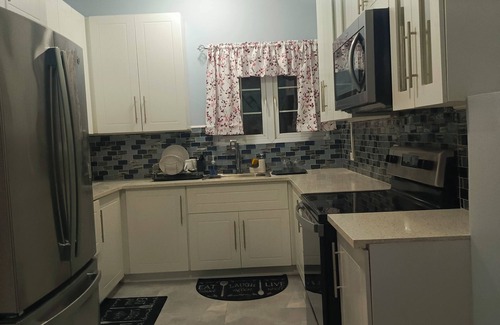 Saint James House | Cozy 2-bedroom townhome in welcoming Port of Spain with WiFi, AC