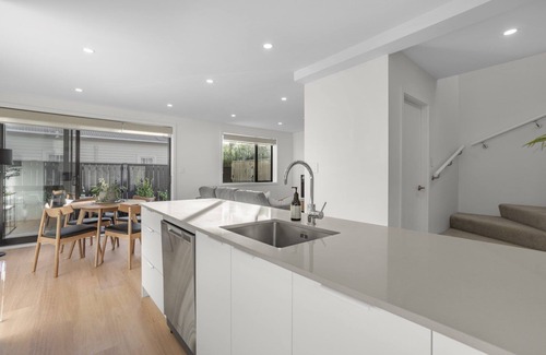 Lower Hutt House | Cozy 2 bedroom Townhouse, close to Hutt city and Hutt Hospital all amenities