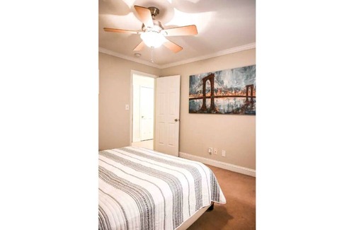 Villa Heights House | COZY - 2 bedroom Townhome Getaway - Plaza Midwood