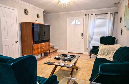 Villa Heights House | COZY - 2 bedroom Townhome Getaway - Plaza Midwood