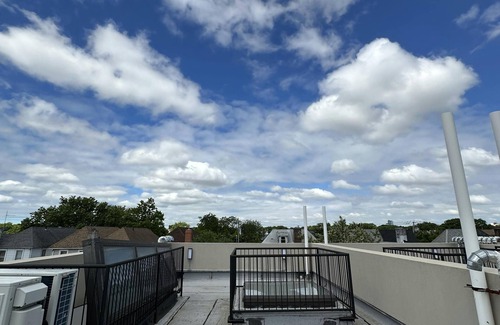 East Flatbush House | Cozy 2-bedroom Townhome in charming Brooklyn with AC, WiFi