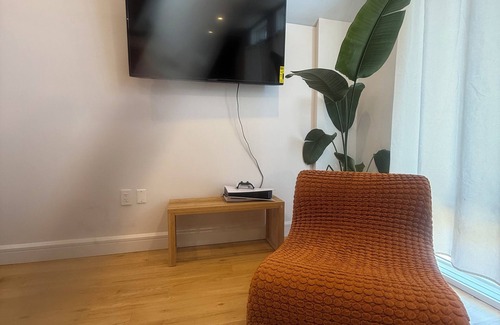 East Flatbush House | Cozy 2-bedroom Townhome in charming Brooklyn with AC, WiFi