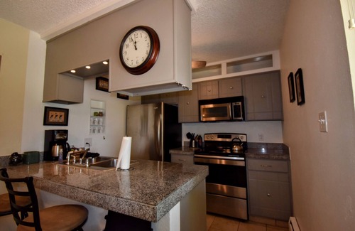 Lakewood House | Cozy 2-bedroom townhome in gorgeous Lakewood with WiFi, AC