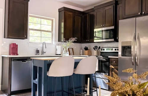Lindale House | Cozy 2-bedroom townhome in Lindale TX. EV charger, Fenced in yard and Car garage
