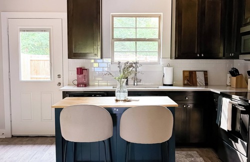 Lindale House | Cozy 2-bedroom townhome in Lindale TX. EV charger, Fenced in yard and Car garage