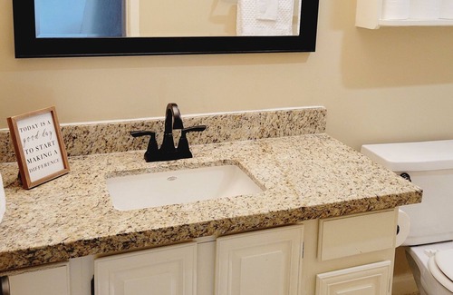 Voth House | Cozy 2 bedroom townhouse w/garage parking
