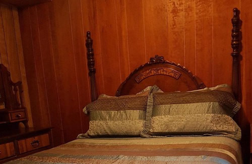 Perry Cottage | Cozy 2 bedroom traditional cottage sleeps 6, plus optional king suite loft