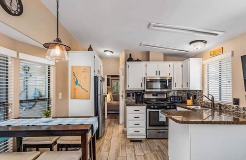 Lake Havasu City House | Cozy 2-bedroom mobile home steps from Lake Havasu water with private boat launch