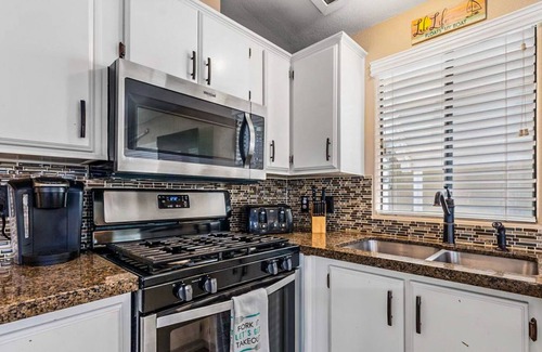 Lake Havasu City House | Cozy 2-bedroom mobile home steps from Lake Havasu water with private boat launch