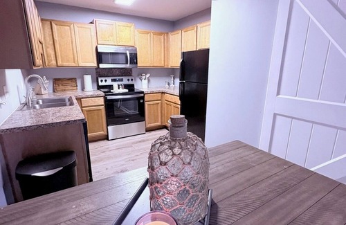 North Charleston Condo | Cozy 2-bedroom condo in lovely North Charleston with WiFi, AC, Fireplace.