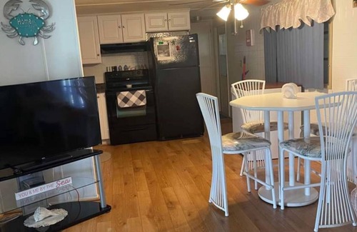 North Fort Myers House | Cozy 2-bedroom mobile home in N Fort Myers w/AC. Located in 55 and older park.