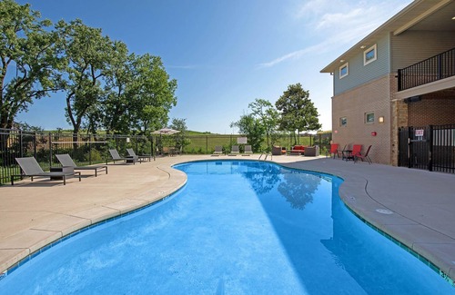 West Des Moines Apartment | Cozy 2-bedroom apartment in enjoyable West Des Moines with AC, WiFi
