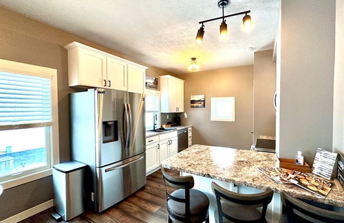 Folsom's Addition House | Cozy, 2-bedroom vacation home- 1 mile to DT: Hot Tub, 86" TV, Golf & Fenced Yard