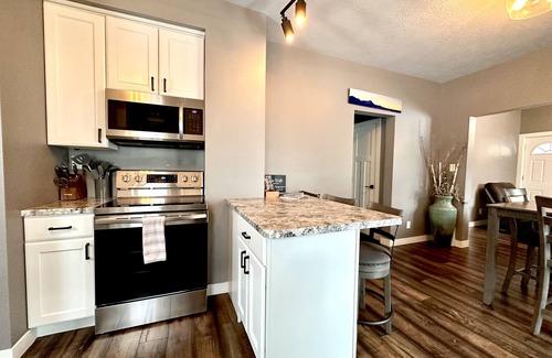 Folsom's Addition House | Cozy, 2-bedroom vacation home- 1 mile to DT: Hot Tub, 86" TV, Golf & Fenced Yard