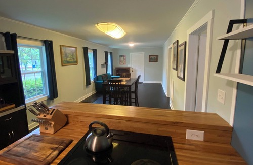 Wilmington House | Cozy 2 Bedroom with yard 7min from downtown 15min from both Beaches