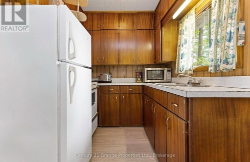 Ryerson Cottage | Cozy 2 bedroom Wood Cottage